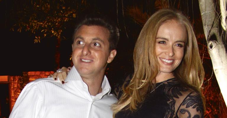 Luciano Huck recebe prêmio em Nova York