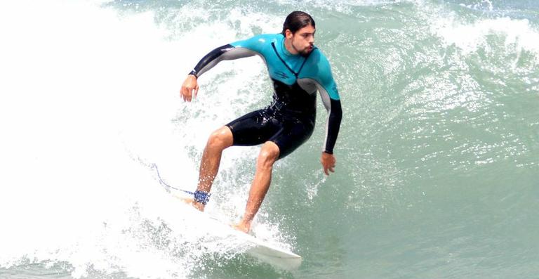 Cauã Reymond mostra habilidade no surf