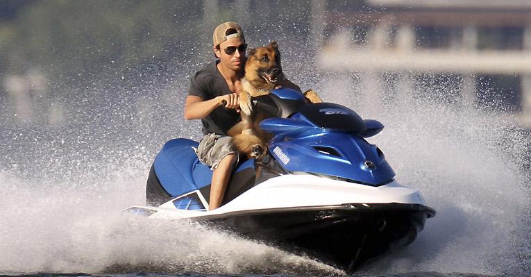Iglesias passeia de jet ski com cachorro