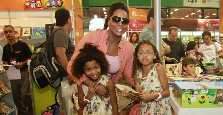 Bombom leva as filhas à Bienal do Livro