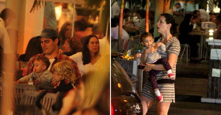 Gael e Cora com os pais Thiago e Vanessa