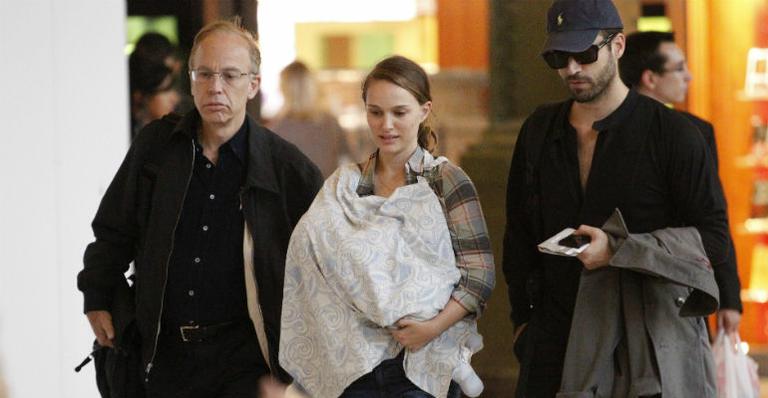 Portman passeia com filho em Paris