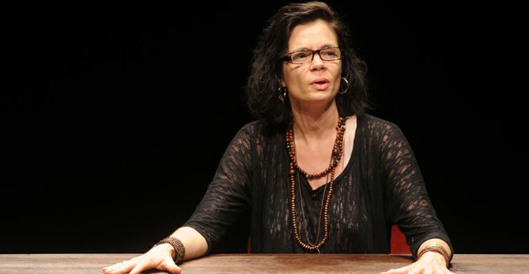 Alexia Dechamps enfrenta tabu no teatro