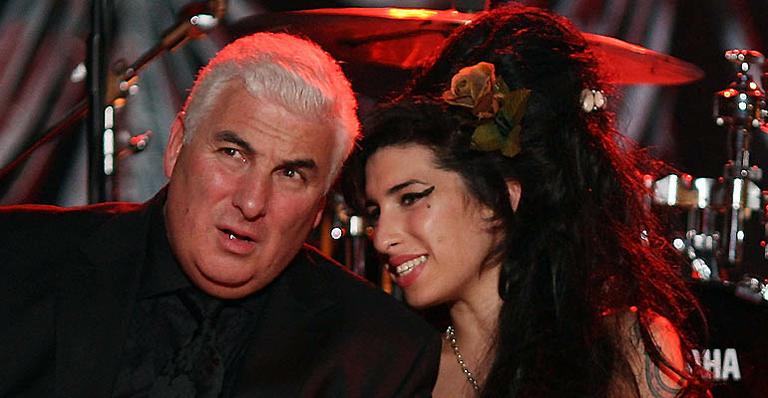 Pai de Amy Winehouse volta a ser taxista em Londres