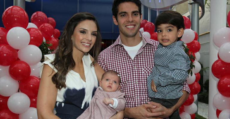 Carol Celico e Kaká: emoção na festa de Natal de Luca
