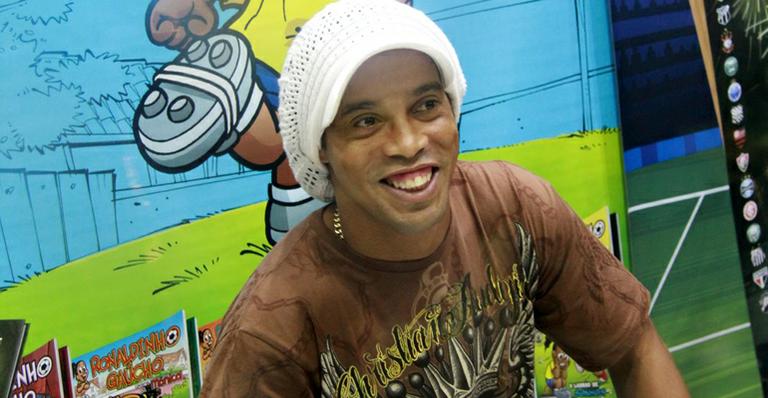 Ronaldinho causa frisson na Bienal