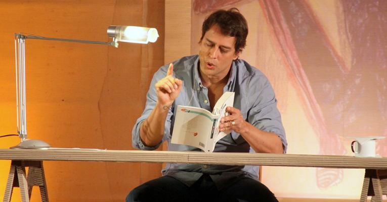 Marcello Antony lê na Bienal do Livro
