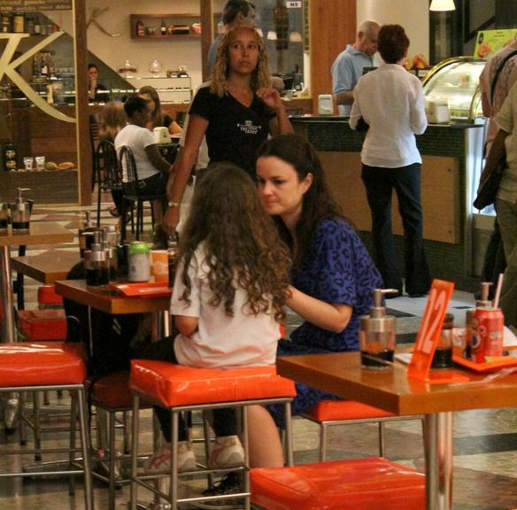 Carolina Kasting passeia com a filha
