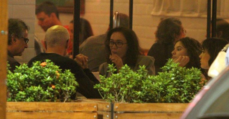 Lilia Cabral janta com a família e atores