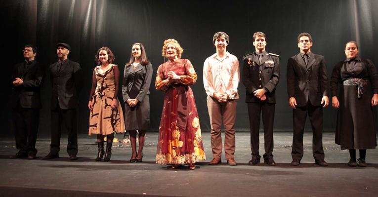 Glória Menezes recebe vips no teatro