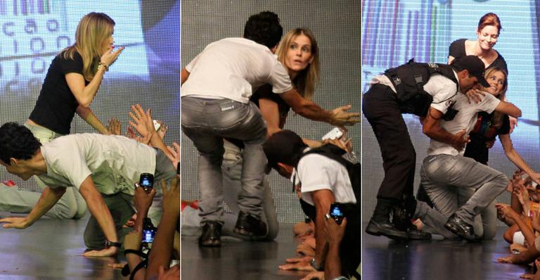 Deborah Secco é surpreendida em desfile