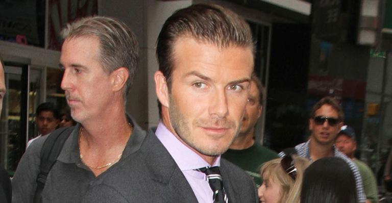 David Beckham corta o próprio cabelo