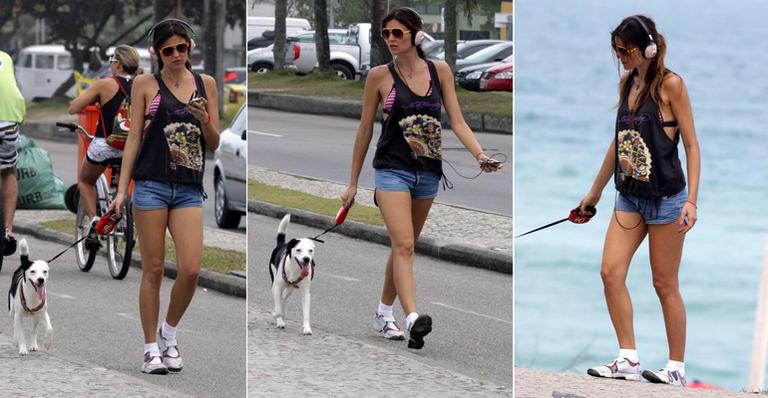 Ellen Jabour passeia com Pluft pelo Rio