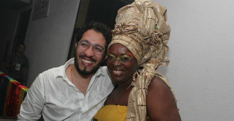 Jean vai à festa pré-parada gay baiana