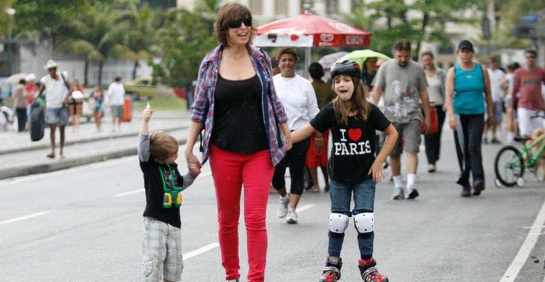 Maria Paula caminha com filhos pelo Rio