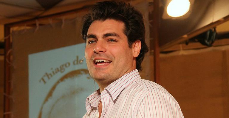 Thiago Lacerda lê para público da Bienal