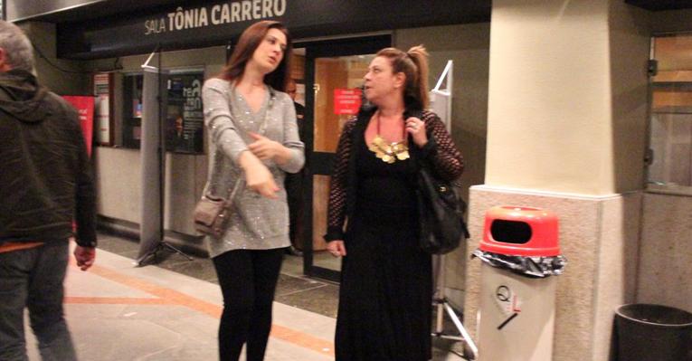 Claudia Raia confere peça de Celulari