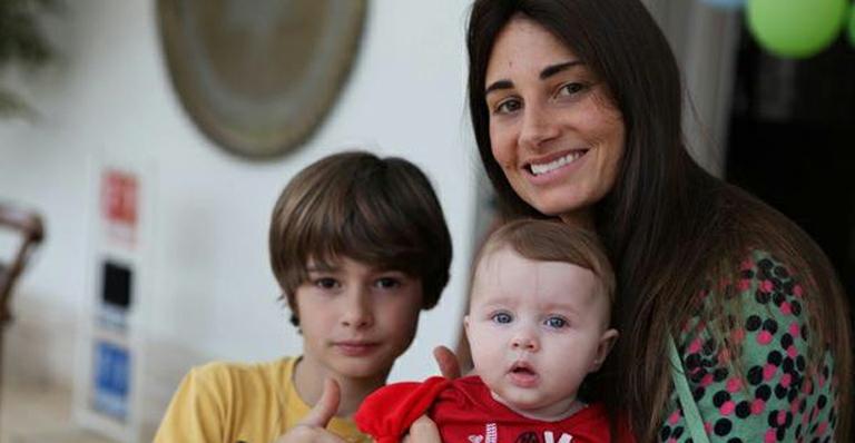 Fabio Assunção publica foto da família