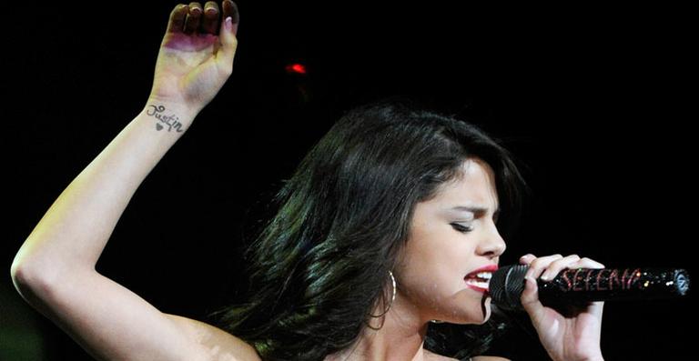 Selena tatua o nome de Justin Bieber