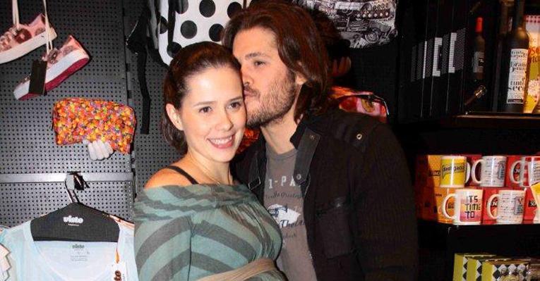 Dado mima a namorada em evento