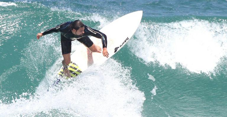 Cauã mostra manobras radicais no surfe