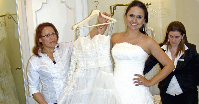 Carla Cecato experimenta vestido de noiva