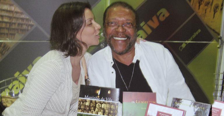 Martinho da Vila autografa na Bienal