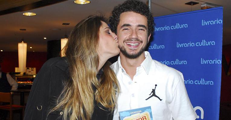 Felipe Andreoli lança livro de humor