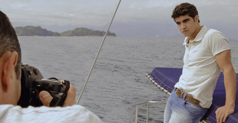 O galã Caio Castro em Angra dos Reis