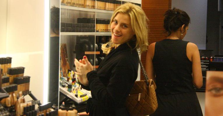 Carol Dieckmann escolhe maquiagem no Rio