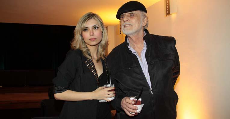 Francisco Cuoco apresenta namorada