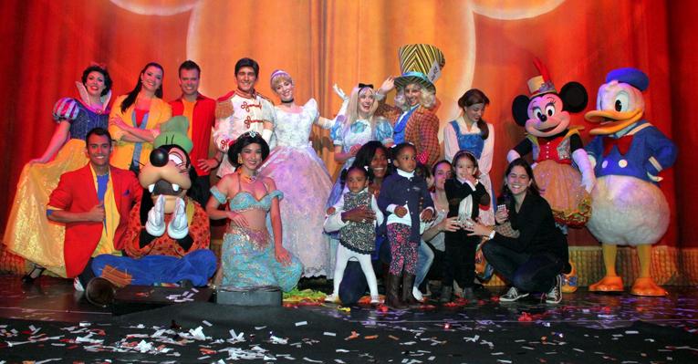 Glória Maria e filhas em peça da Disney