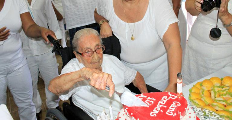 Dona Canô comemora 104 anos em missa