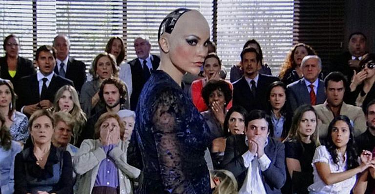 Naomi revela ser robô em julgamento