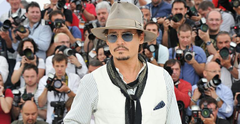 Depp dá chapéus para filho de Bullock