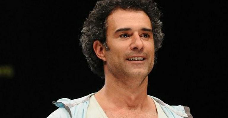 Marcos Pasquim é ovacionado em desfile
