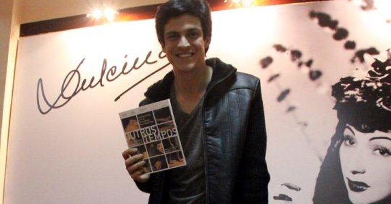 Mateus Solano confere peça da mulher