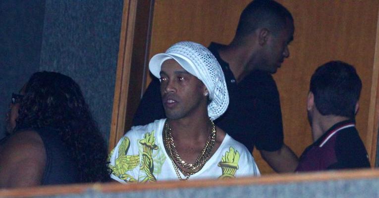 Ronaldinho curte show de pagode no Rio