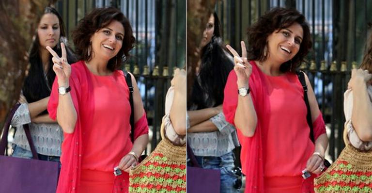 Giovanna faz graça para paparazzi