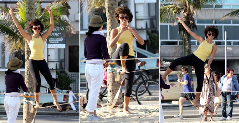 Sheron pratica slacklining na praia