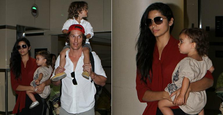Camila Alves com o clã em aeroporto