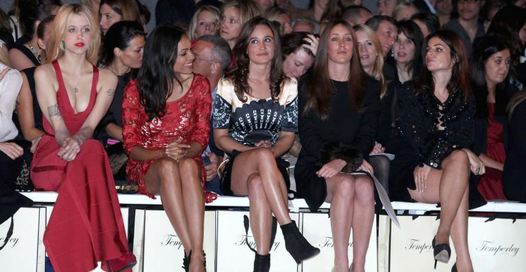 Pippa Middleton rouba a cena em desfile