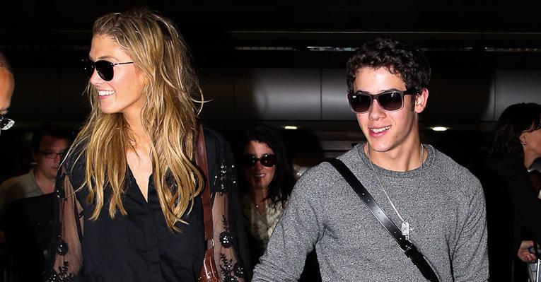 Nick Jonas chega a SP com namorada