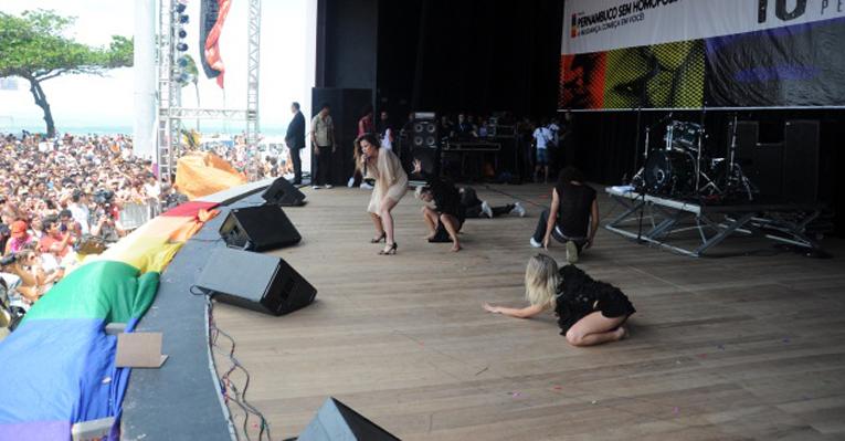 Wanessa faz show em Parada Gay