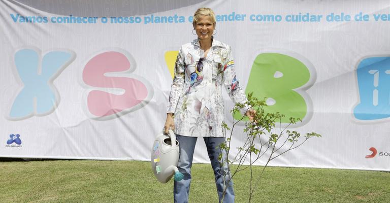 Xuxa Meneghel lança DVD e planta ipê