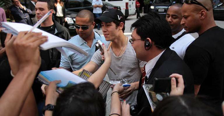 Nick Jonas atende fãs em hotel de SP