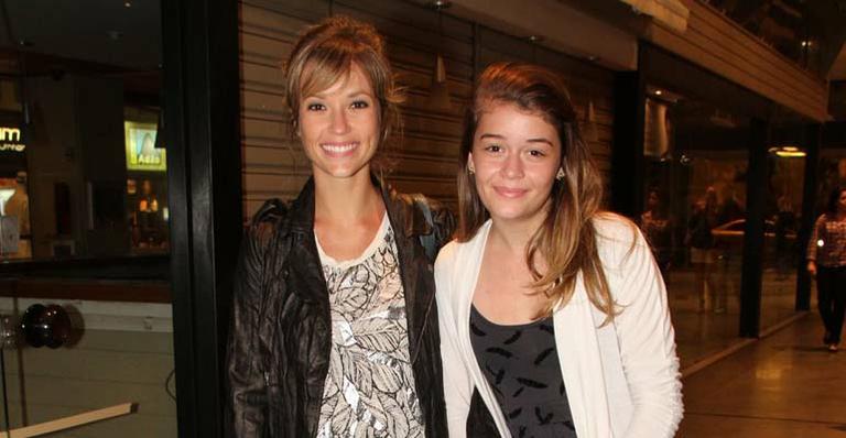 Juliana Didone leva irmã ao teatro no Rio