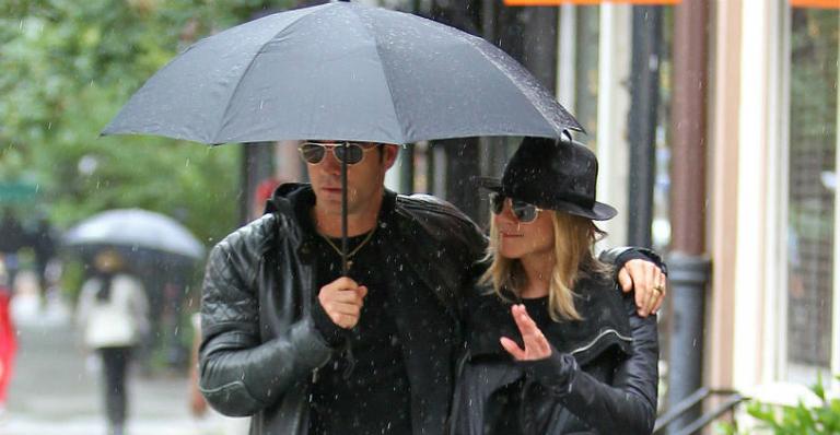 Aniston e Theroux curtem NY sob chuva
