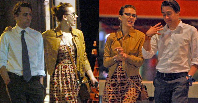 Scarlett e Culkin em clima de romance