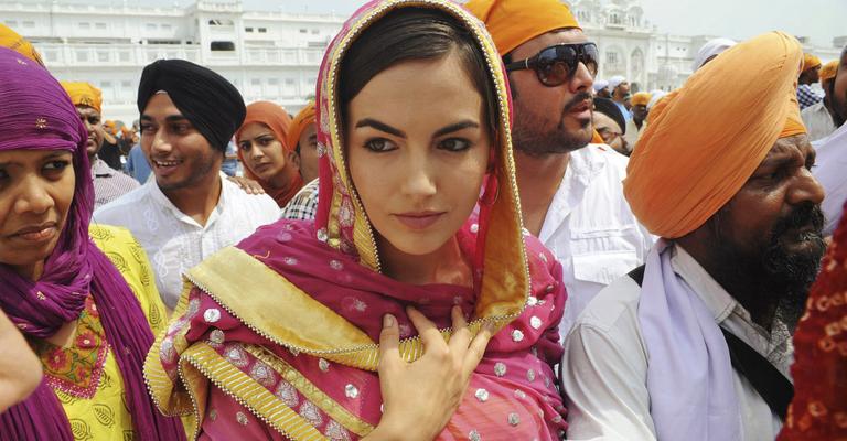 A estrela Camilla Belle na Índia